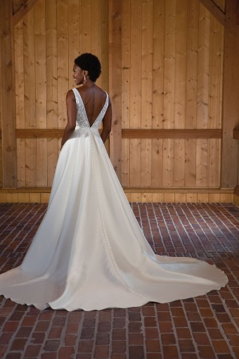 Essense of Australia Style D3640IV11 #1 (IV-PL) Ivory Gown w Porcelain Tulle Plunge thumbnail
